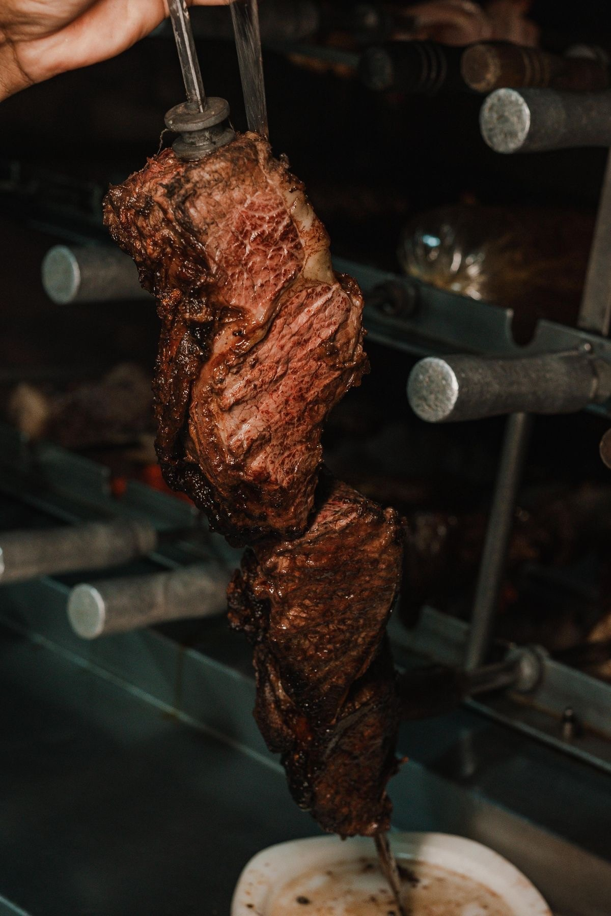 『肉、炎、そして自由。初めて味わう「シュラスコ」という名の情熱』